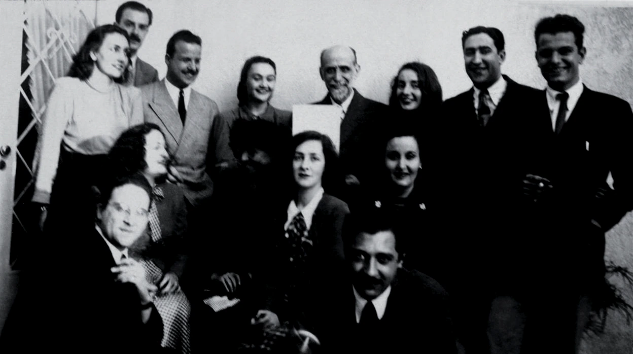 Juan Ramón Jiménez con algunos miembros de la Generación del 45. Ida Vitale, sentada delante del poeta, en el centro; en el extremo derecho, su primer marido y padre de sus dos hijos, Ángel Ramar