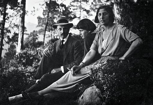 Rainer Marie Rilke con Balthus y Baladine, en el Château de Muzot, 1922. Fondos Balthus