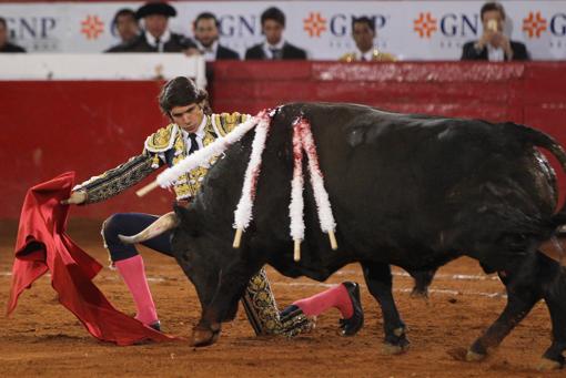 Sebastián Castella, en un muletazo rodilla en tierra