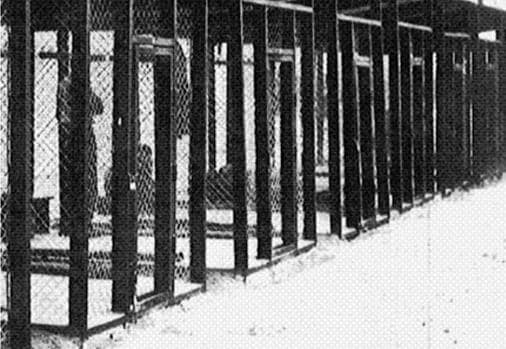 Jaulas de seguridad para prisioneros utilizadas en Pisa en 1945. En una de ellas estuvo Pound detenido