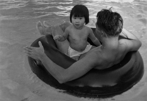 Amy tiene dos años cuando le hacen esta foto en una piscina de Fresno con su padre, John, que era ingeniero eléctrico