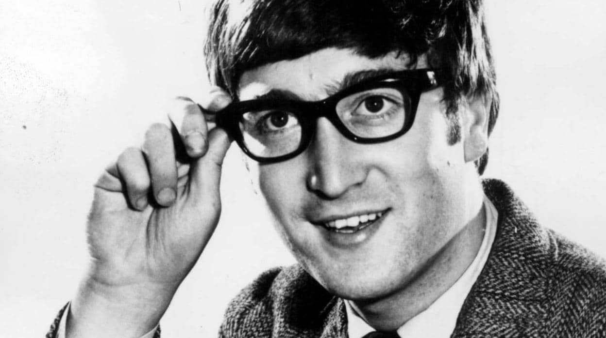 John Lennon posa a mediados de los 60 con unas gafas como las de Buddy Holly, uno de sus ídolos de la adolescencia