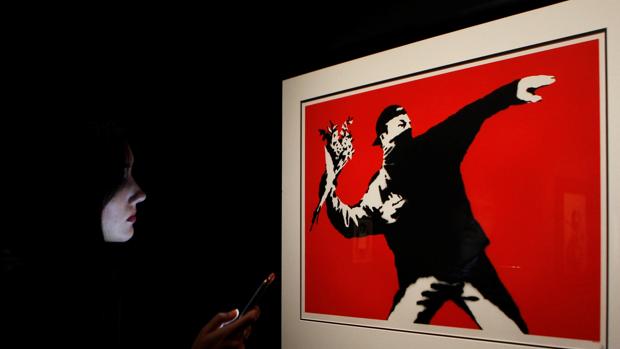 Banksy, un ladrón con bote de espray y máscara de bufón