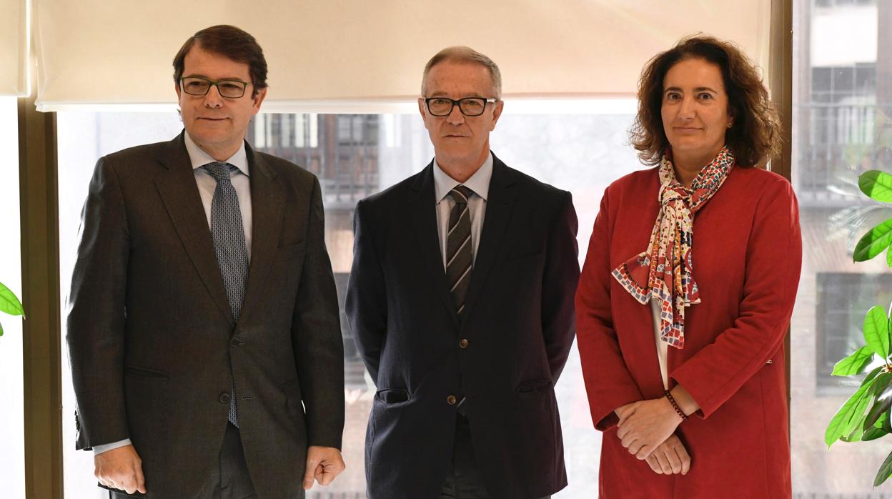 El ministro de Cultura, José Guirao (c), en la reunión con la consejera de Cultura de Castilla y León, María Josefa García (d), y el alcalde de Salamanca, Alfonso F. Fernández Mañueco (i), esta mañana en Madrid