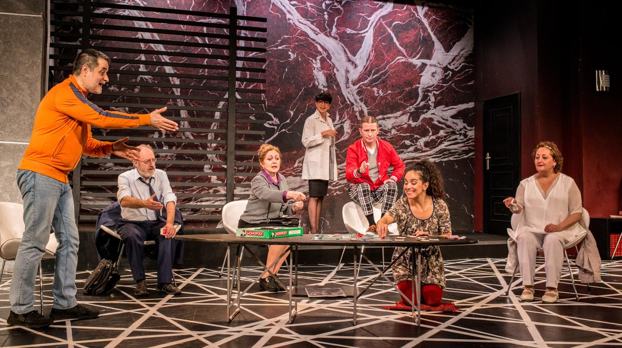 Esteve Ferrer, Paco Obregón, Carmen Arévalo, Sara Moros, Fran Sariego, Laura Hernando y Ana Trinidad, en una escena de la obra