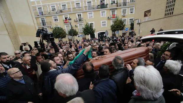 Multitudinaria despedida a Chiquetete en su funeral en Sevilla