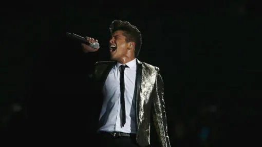 Bruno Mars durante su actuación en la Super Bowl