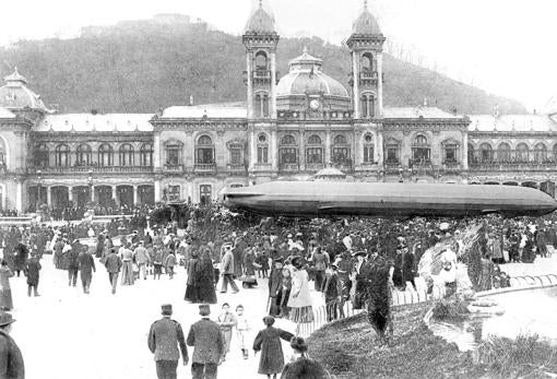 En 1914, en plena Gran Guerra, ABC publicó la imagen de un zepelín frente al Casino de San Sebastián