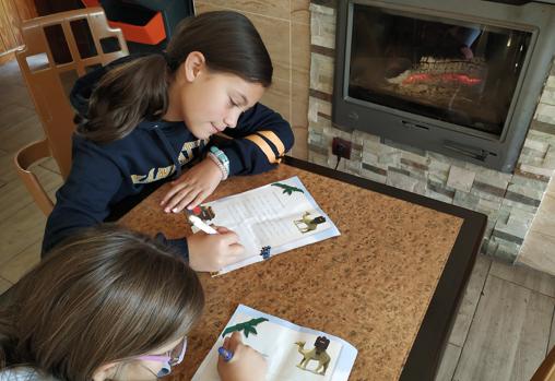 Las hermanas Marian y Sofía escriben su carta a los Reyes Magos