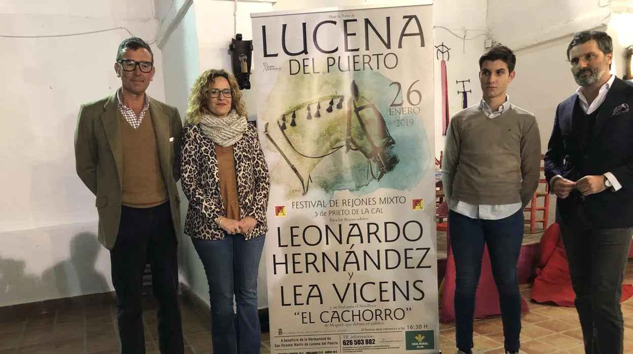 El ganadero Tomás Prieto de la Cal junto a la consejala de Lucena y el empresario Jorge Buendía