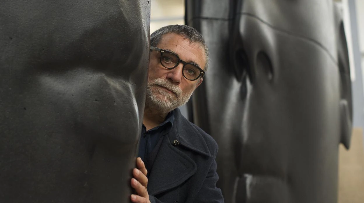 Jaume Plensa, fotografiado entre sus esculturas