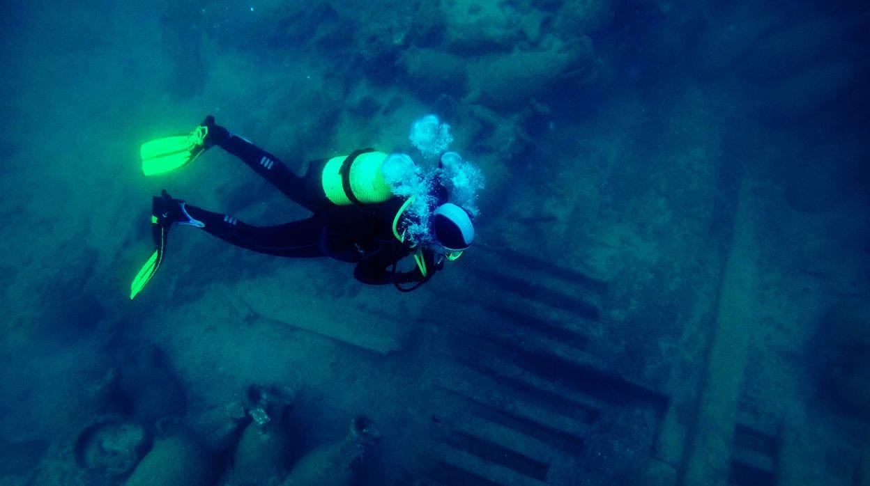 Un arqueólogo pasa sobre la trinchera de 6 metros excavada en el centro de la nave