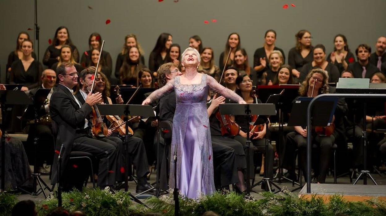 La soprano Mariella Devia, tras el concierto en el que cantó en La Coruña «Lucrezia Borgia»