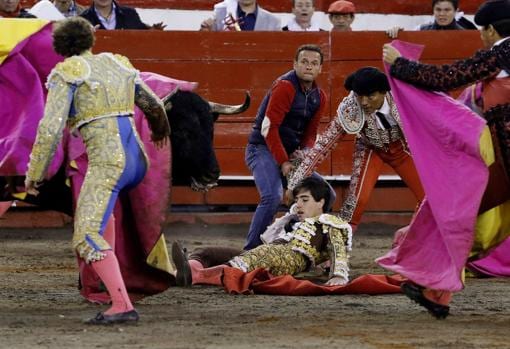 Los toreros socorren a Lorenzo tras ser cogido por el sexto toro de Santa Bárbara