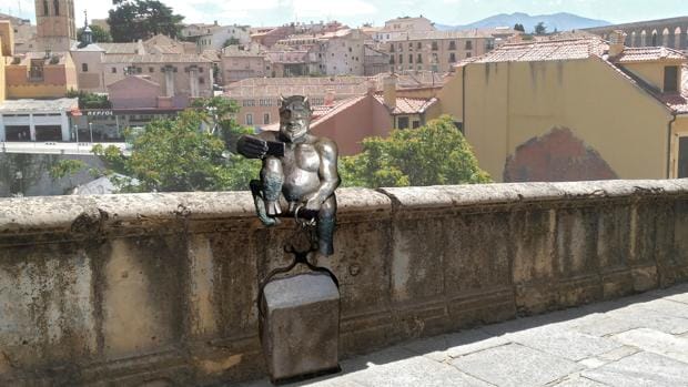 Polémica en Segovia por la colocación de un diablo haciéndose un «selfie» con el Acueducto