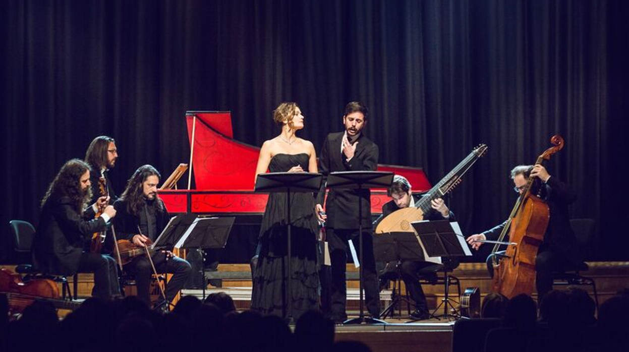 Roberta Mameli y Juan Sancho junto a la Accademia del Piacere