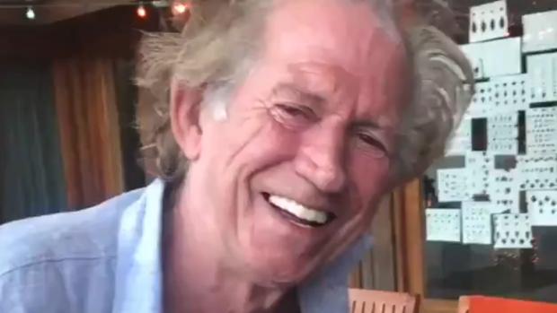 Keith Richards felicita el Año Nuevo 13 días después