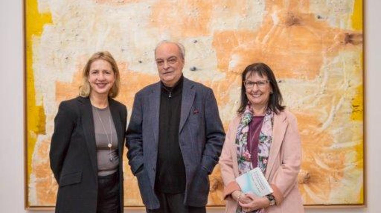 De izquierda a derecha, la directora de la Whitechapel Gallery, Iwona Blazwick; el escritor Enrique Vila-Matas, y la directora general de la Fundación Bancaria «la Caixa», Elisa Durán
