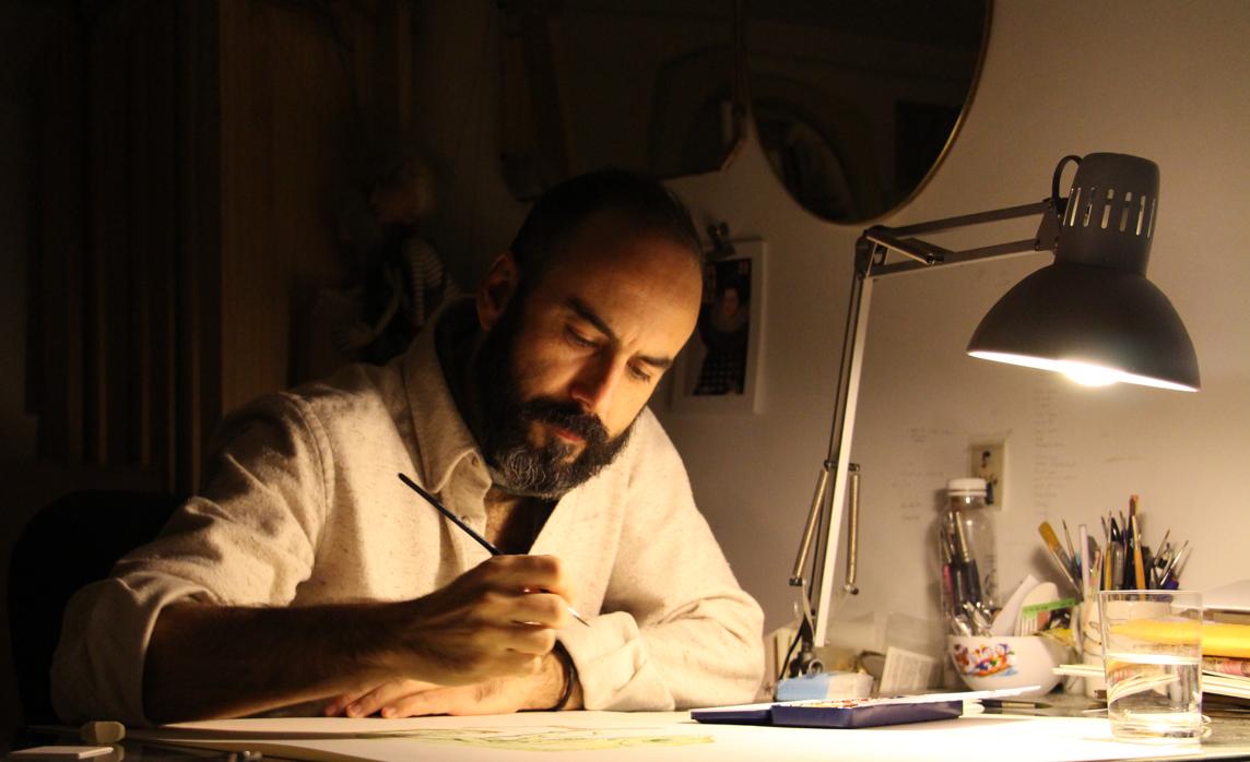El artista onubense Manuel Antonio Domínguez trabajando en su estudio