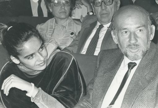 Adolfo Marsillach, junto a su hija Blanca en un estreno teatral