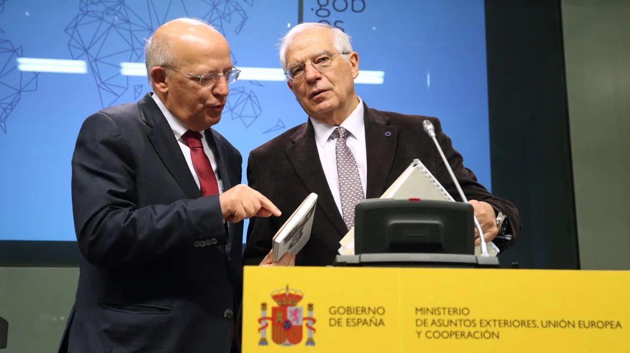 Los ministros de Exteriores de Portugal y España, Augusto Santos Silva y Josep Borrell