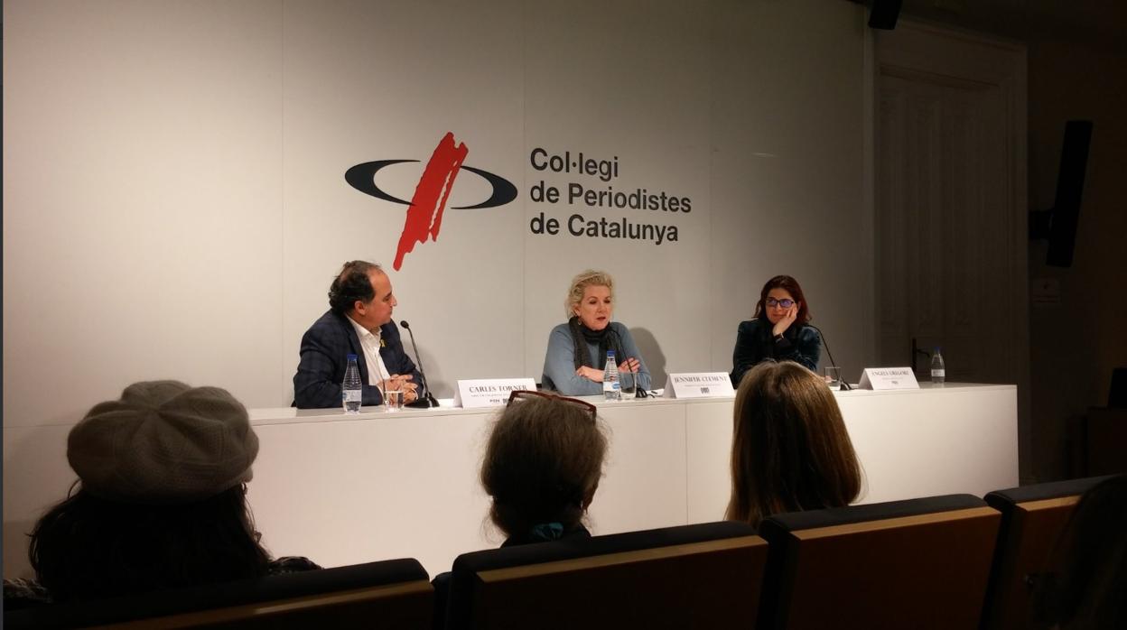 Carles Torner, Jennifer Clement y Àngels Gregori, durante una rueda de prensa en Barcelona