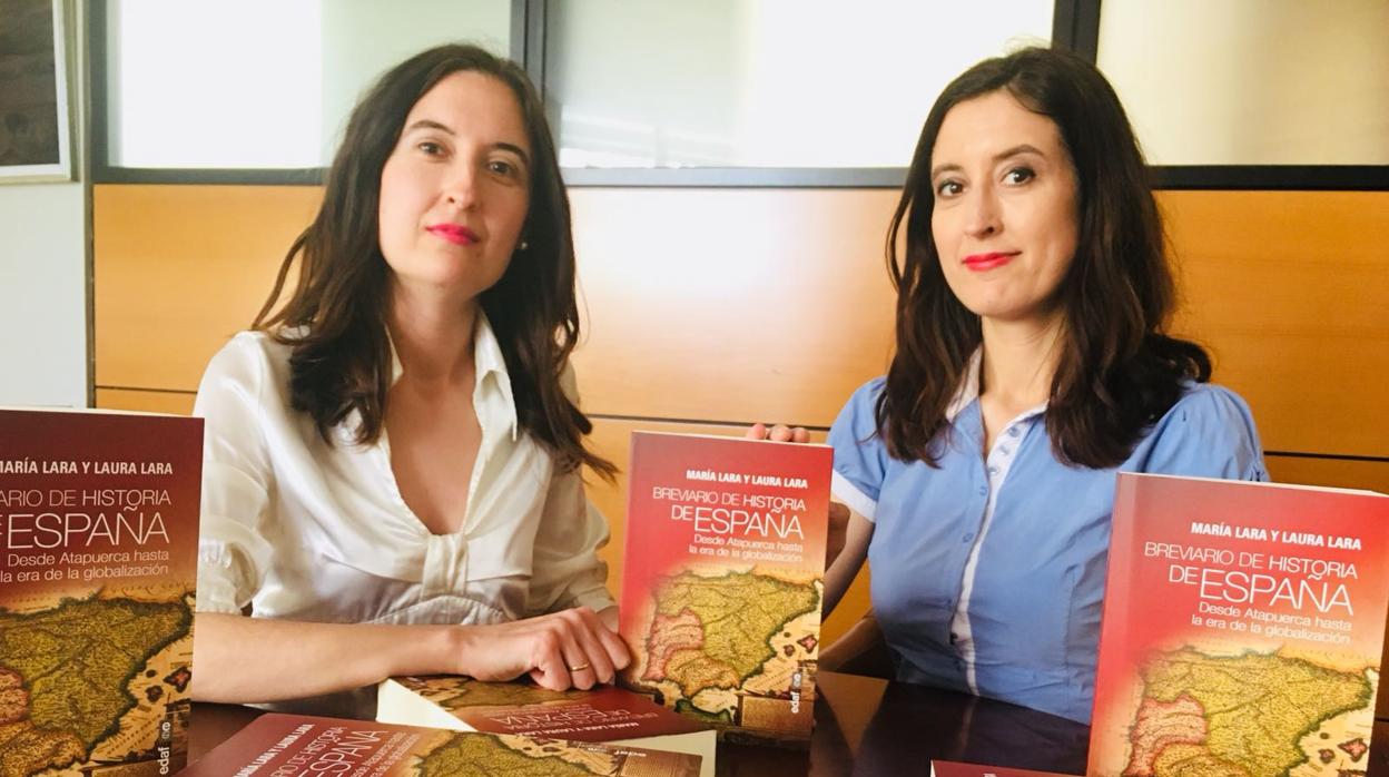 Las historiadoras María y Laura Lara Martínez, junto a su nuevo libro