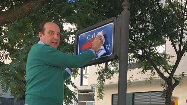 Moeckel limpia las pintadas antitaurinas a la calle del torero Manolo Vázquez