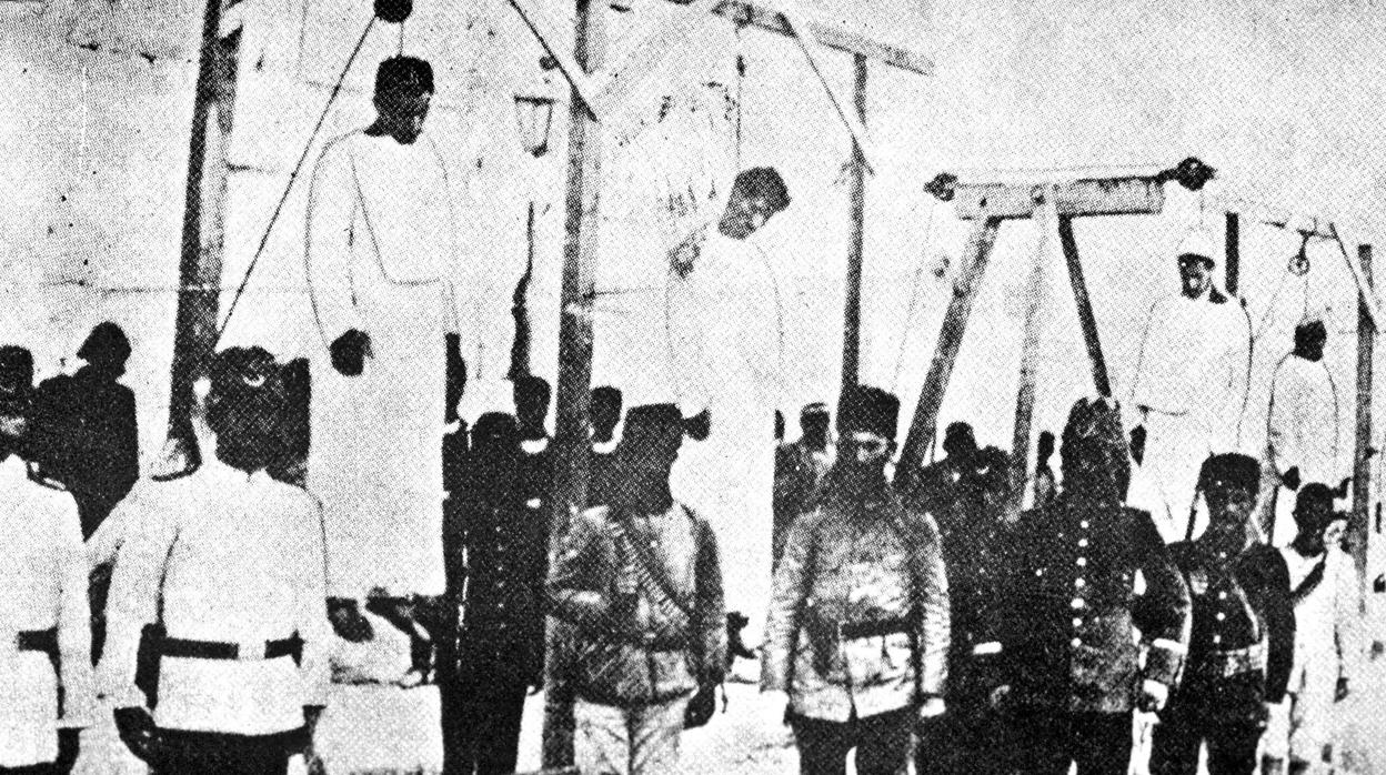 Foto de 1915 con soldados turcos posando cerca de los cuerpos de armenios ejecutados y que inspiró el término «genocidio»