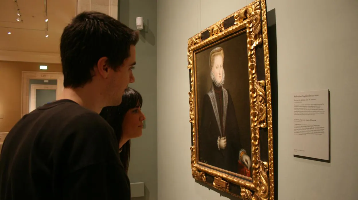Visitantes contemplando el retrato de Ana de Austria de Sofonisba Anguissola en el Museo del Prado