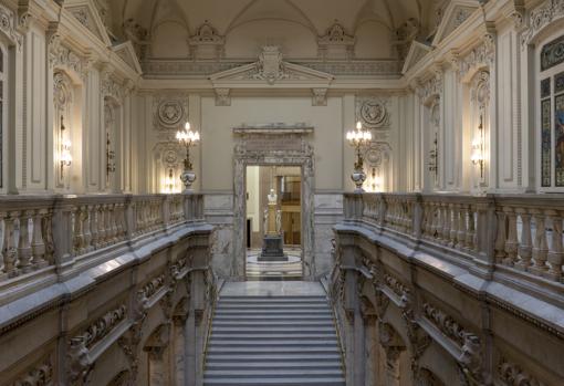 Vista del interior del Banco de España con su impresionante escalera