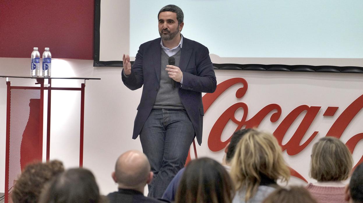 El escritor Daniel Ruiz durante su clase magistral en la fábrica de Coca-Cola