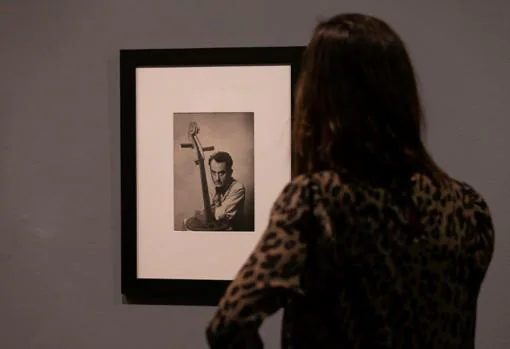 Una joven contempla «Autorretrato con Emak Bakia» (1935), de Man Ray