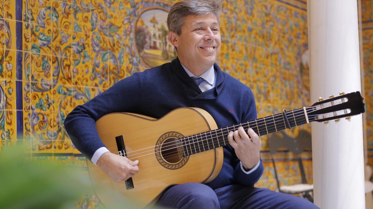 Pedro Sierra toca la guitarra en el patio interior de la Fundación Cristina Heeren