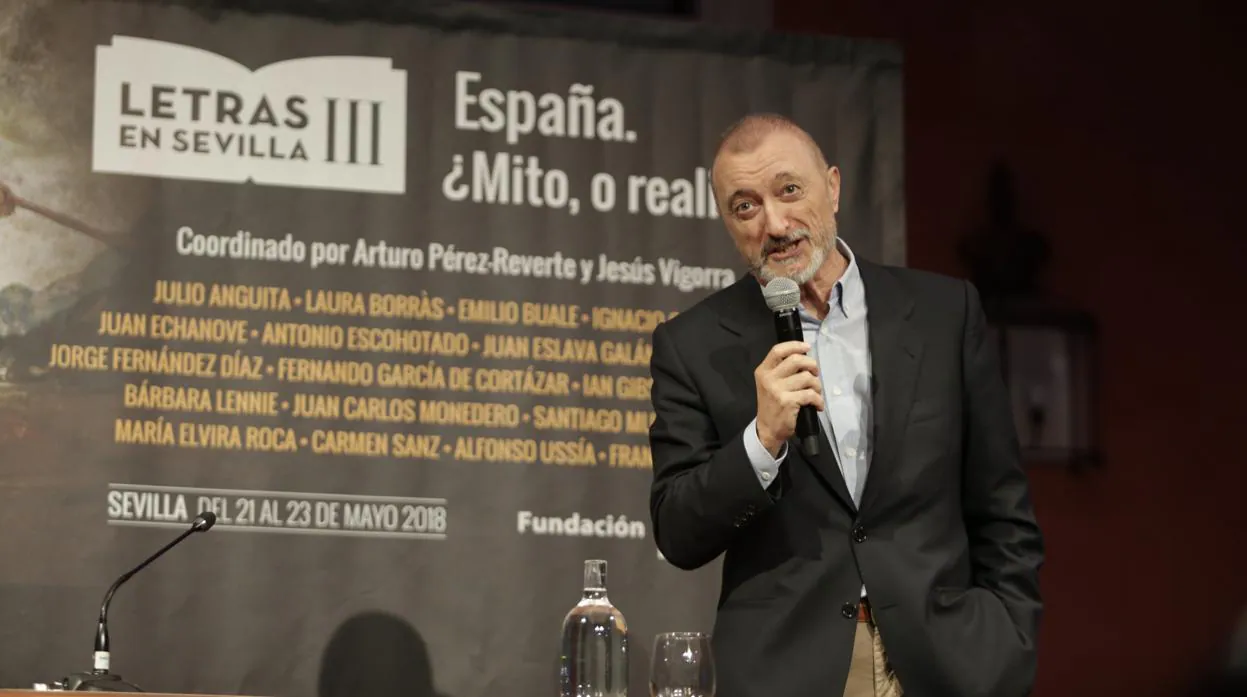 Arturo Pérez-Reverte durante una conferencia