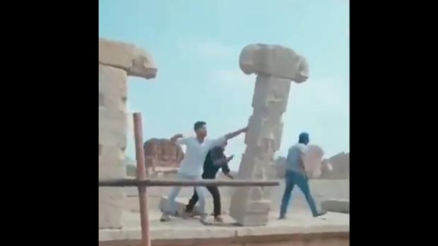 Indignación en la India por un vídeo que muestra a varias personas derribar pilares de un templo en Hampi