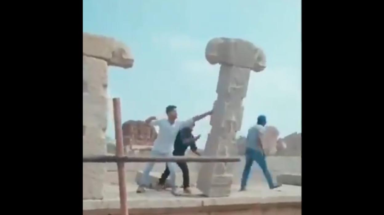 Captura del vídeo que muestra a varios hombres derribar un pilar en un templo en Hampi (India)