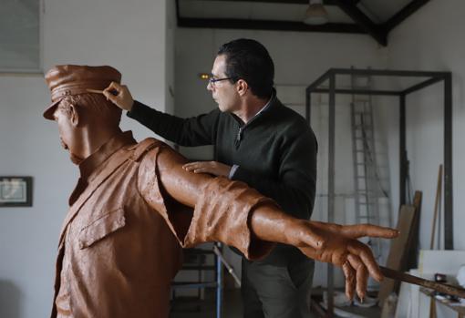 Salvador Amaya, en su estudio, retoca la gorra de la estatua