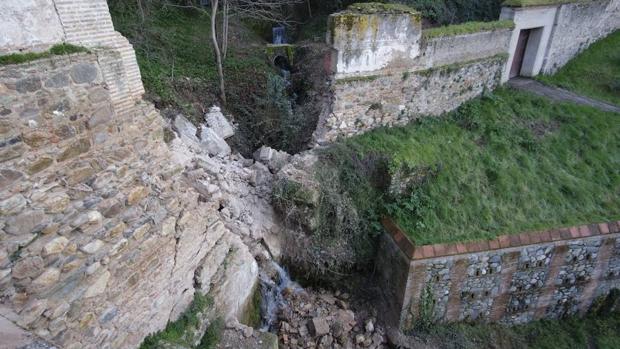 Se desploma un muro del barranco de Fuentepeña, en la Alhambra