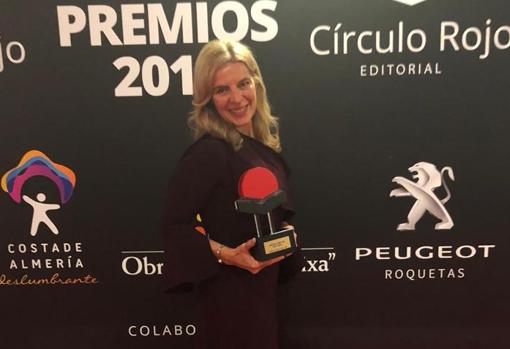 Lola Villarín posa con el galardón por su primera novela