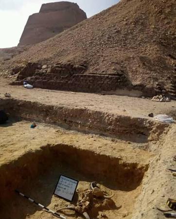 Encuentran el esqueleto de una niña de 13 años al lado de la misteriosa pirámide de Meidum