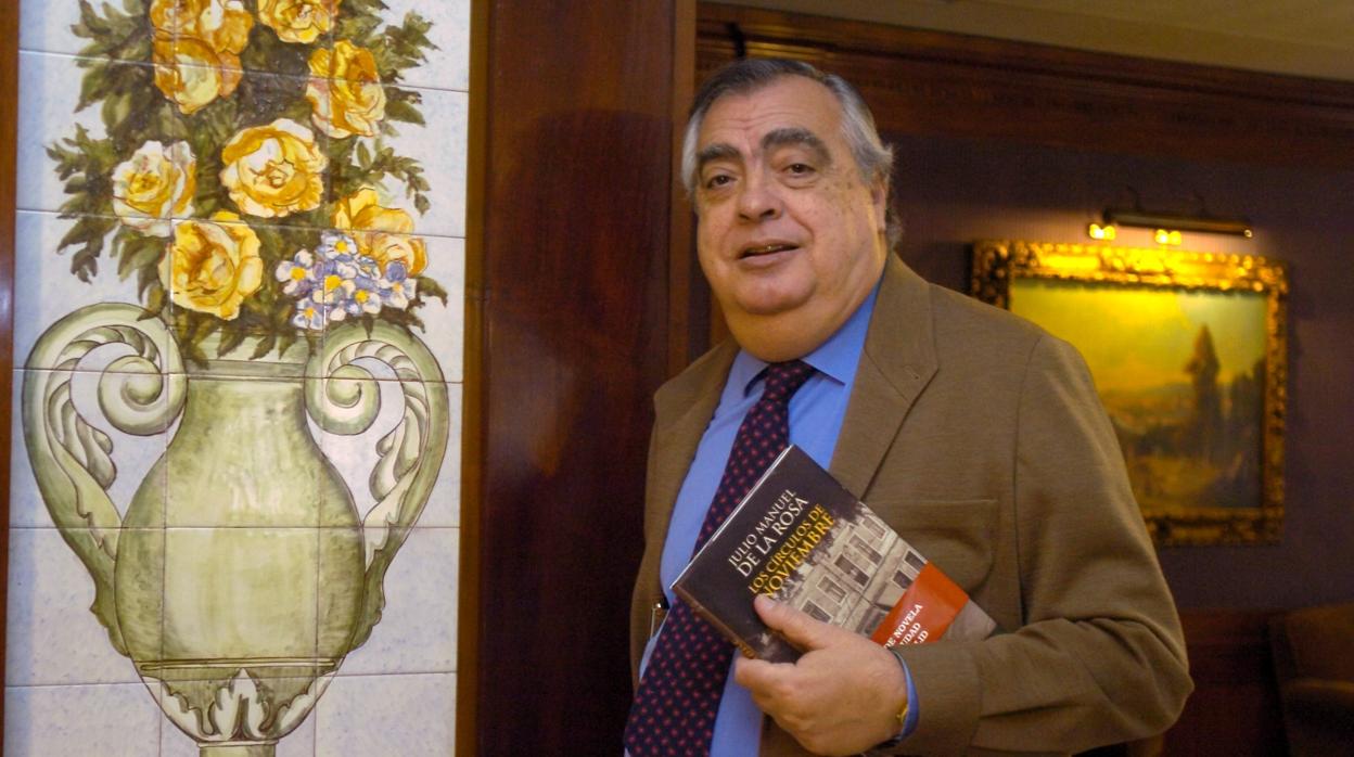Julio Manuel de la Rosa con su novela «Los círculos de noviembre»