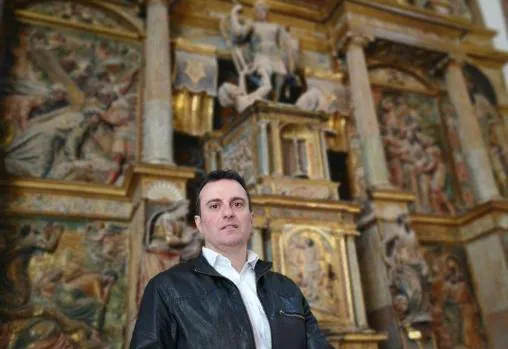 Roberto Castro, ante el retablo de San Román
