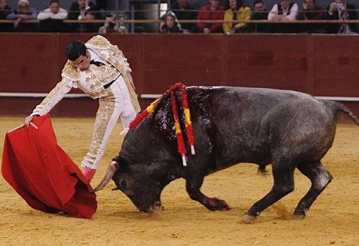 Emilio de Justo, en un derechazo al cuarto toro, de Victorino