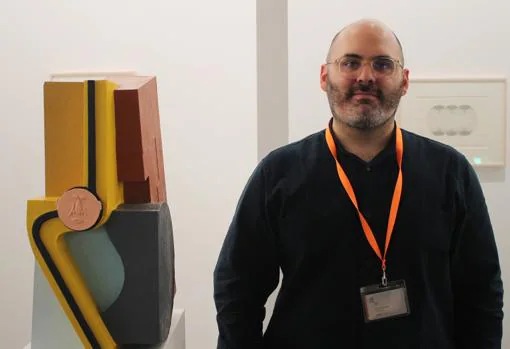 El artista Rodrigo Hernández junto a su obra en Diálogos