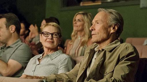 Clint Eastwood y Diane Wiest en «La mula»