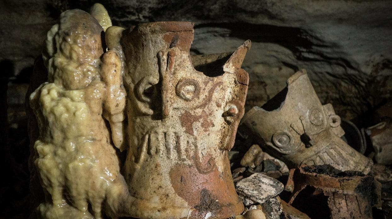 Algunos de los objetos cerámicos hallados en la cueva de Balamkú, en Chichén Itzá