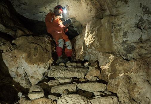 Un investigador en la cueva de Balamkú
