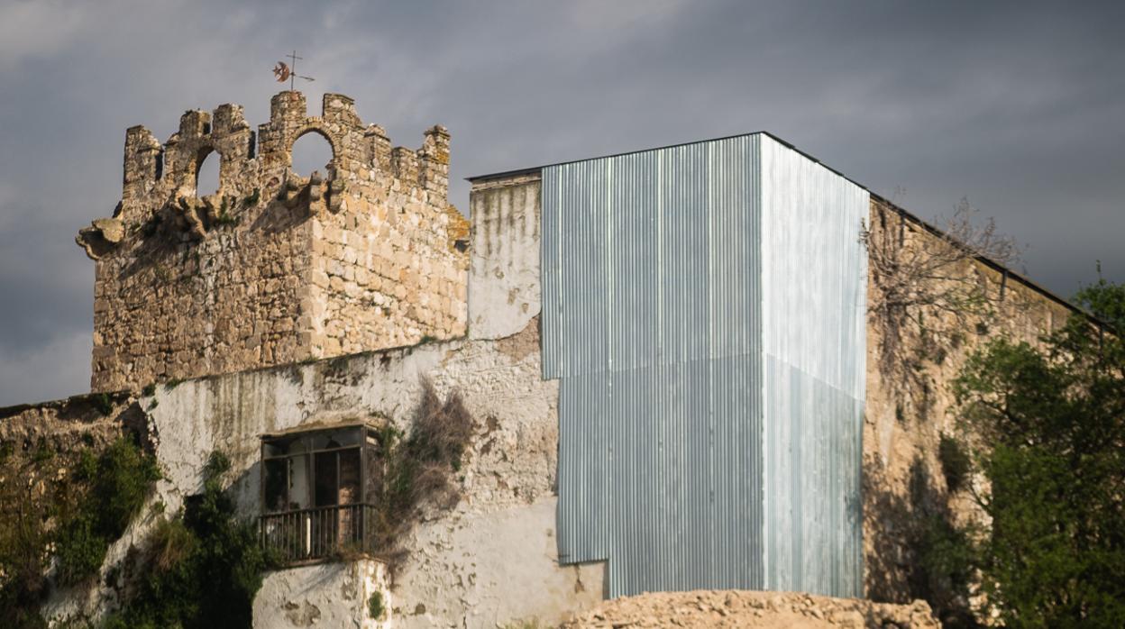 A la izquierda, esquina derrumbada del castillo de Torremelgarejo desde la calle, antes de la intervención