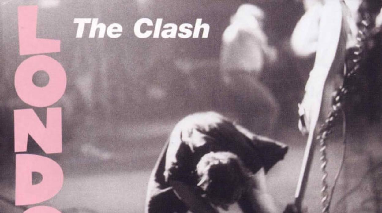 Mítica portada de un disco de The Clash con Simonon a punto de golpear el bajo